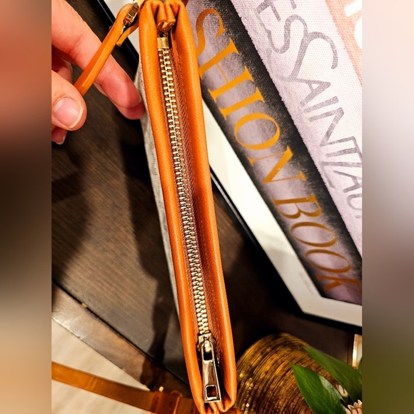 Michael Kors Tan and Cream signature logo belt bag fanny pack. - Picture 6 of 8